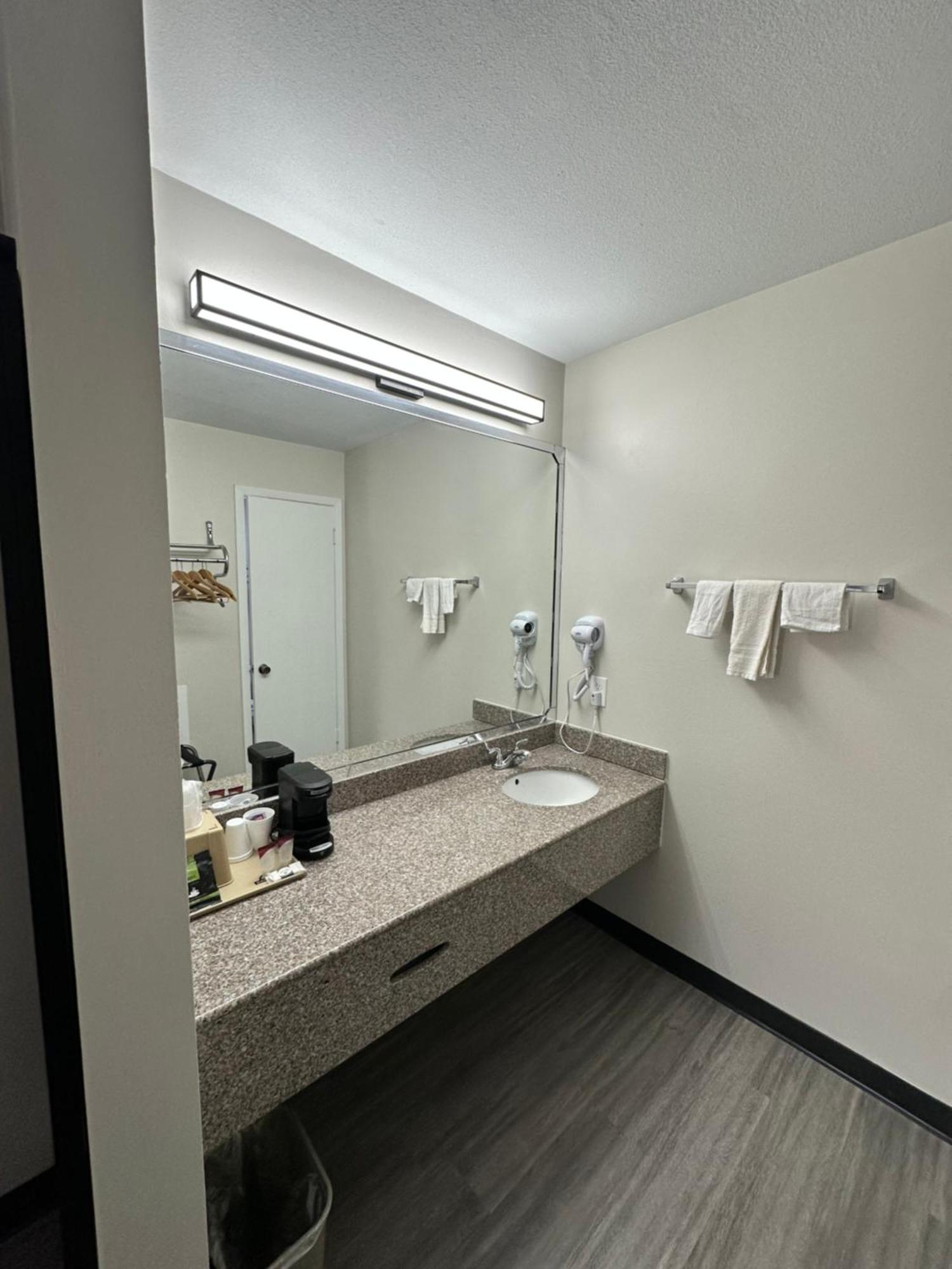 Sunset Inn Brady Екстер'єр фото